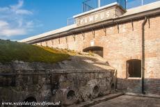 Stelling van Amsterdam - Fort aan het Pampus - Stelling van Amsterdam: Een poterne tussen het binnenfort en buitenfort van het Fort aan het Pampus. In het fort zijn twee van deze...