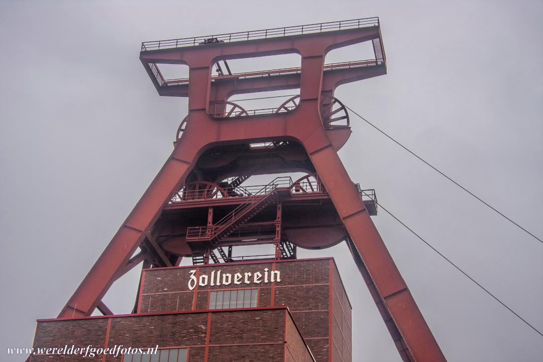Kolenmijn en industriecomplex Zeche Zollverein - Het enorme kolenmijn en industriecomplex Zeche Zollverein in de Duitse stad Essen heeft de volledige infrastructuur van een... Kolenmijn en industriecomplex Zeche Zollverein - Het enorme kolenmijn en industriecomplex Zeche Zollverein in de Duitse stad Essen heeft de volledige infrastructuur van een...