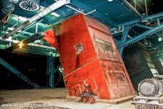 Kolenmijn en industriecomplex Zeche Zollverein - Kolenmijn en industriecomplex Zollverein in Essen: Een van de stortkokers voor steenkool. Het industriële complex Zollverein...