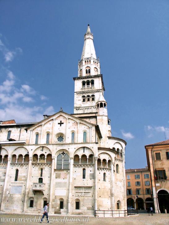 Kathedraal,Torre Civica en Piazza Grande, Modena - De kathedraal van Modena met de Torre della Ghirlandina op de Piazza Grande, het centrale plein in Modena. Op de Piazza Grande staan twee... Kathedraal,Torre Civica en Piazza Grande, Modena - De kathedraal van Modena met de Torre della Ghirlandina op de Piazza Grande, het centrale plein in Modena. Op de Piazza Grande staan twee...