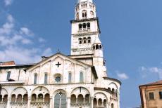 Kathedraal,Torre Civica en Piazza Grande, Modena - De kathedraal van Modena met de Torre della Ghirlandina op de Piazza Grande, het centrale plein in Modena. Op de Piazza Grande staan twee... Kathedraal,Torre Civica en Piazza Grande, Modena - De kathedraal van Modena met de Torre della Ghirlandina op de Piazza Grande, het centrale plein in Modena. Op de Piazza Grande staan twee...