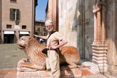 Kathedraal,Torre Civica en Piazza Grande, Modena - De kathedraal van Modena: De Porta Regia met beeldhouwwerk van de Campionese Meesters. De gebeeldhouwde leeuwen zijn gemaakt van roze marmer, ze... Kathedraal,Torre Civica en Piazza Grande, Modena - De kathedraal van Modena: De Porta Regia met beeldhouwwerk van de Campionese Meesters. De gebeeldhouwde leeuwen zijn gemaakt van roze marmer, ze...