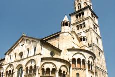 Kathedraal,Torre Civica en Piazza Grande, Modena - De kathedraal van Modena, Torre Civica en Piazza Grande, Modena: De kathedraal van Modena en de Torre della Ghirlandina gezien vanaf de Piazza...