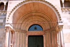 Kathedraal,Torre Civica en Piazza Grande, Modena - De kathedraal van Modena: De Porta Regia met beeldhouwwerk van de Campionese Meesters, een groep beeldhouwers uit Lombardije. Nadat de kathedraal... Kathedraal,Torre Civica en Piazza Grande, Modena - De kathedraal van Modena: De Porta Regia met beeldhouwwerk van de Campionese Meesters, een groep beeldhouwers uit Lombardije. Nadat de kathedraal...
