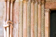 Kathedraal,Torre Civica en Piazza Grande, Modena - De kathedraal van Modena: De Porta Regia met decoraties van de Lombardische Campionese Meesters. Het touwpatroon is typerend voor de... Kathedraal,Torre Civica en Piazza Grande, Modena - De kathedraal van Modena: De Porta Regia met decoraties van de Lombardische Campionese Meesters. Het touwpatroon is typerend voor de...