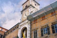 Kathedraal,Torre Civica en Piazza Grande, Modena - De Torre Civica is de 15de eeuwse klokkentoren van het Palazzo Comunale, het stadhuis, van Modena. De toren staat aan de... Kathedraal,Torre Civica en Piazza Grande, Modena - De Torre Civica is de 15de eeuwse klokkentoren van het Palazzo Comunale, het stadhuis, van Modena. De toren staat aan de...
