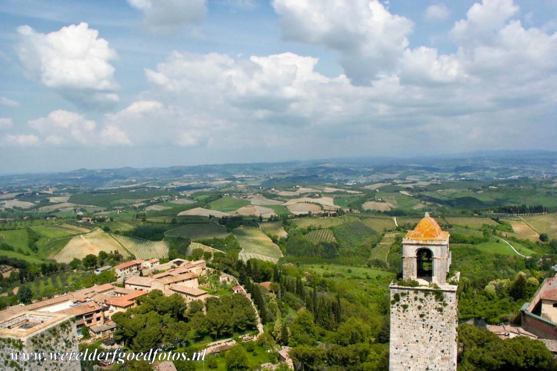 Historisch centrum San Gimignano - San Gimignano is een kleine ommuurde middeleeuwse stad in Italië, het wordt omgeven door het heuvellandschap van Toscane. In 12de en... Historisch centrum San Gimignano - San Gimignano is een kleine ommuurde middeleeuwse stad in Italië, het wordt omgeven door het heuvellandschap van Toscane. In 12de en...