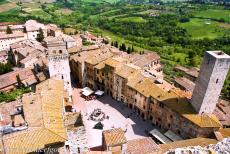 Historisch centrum San Gimignano - Historisch centrum van San Gimignano: De Piazza della Cisterna, gezien vanaf de Torre Grossa, de hoogste toren van de stad. Op de Piazza della...