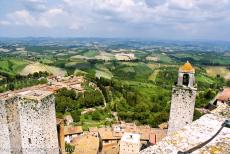 Historisch centrum San Gimignano - Historisch centrum van San Gimignano: De Torre Rognosa en de Tweelingtorens, omringd door de heuvels van Toscane, gezien vanaf de...