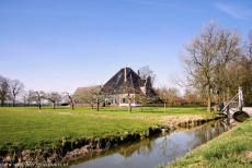 Droogmakerij de Beemster (Beemster Polder) - Beemsterpolder: De stolpboerderij De Eenhoorn heeft een woongedeelte van baksteen, eraan vast zit een houten gedeelte voor het vee en de...