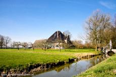 Droogmakerij de Beemster (Beemster Polder) - Beemsterpolder: De stolpboerderij De Eenhoorn heeft een woongedeelte van baksteen, eraan vast zit een houten gedeelte voor het vee en de...