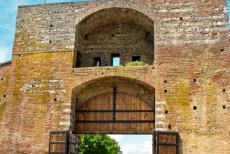 Historisch centrum van Siena - Historisch centrum van Siena: Een van de stadspoorten van Siena. Siena is een uniek ommuurd middeleeuws stadje in Italië, compleet...