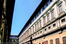 Historisch centrum van Florence - Historisch centrum van Florence: Het U-vormige Uffizi Museum werd ontworpen door Giorgio Vasari en gebouwd tussen 1560 en 1580 in opdracht... Historisch centrum van Florence - Historisch centrum van Florence: Het U-vormige Uffizi Museum werd ontworpen door Giorgio Vasari en gebouwd tussen 1560 en 1580 in opdracht...