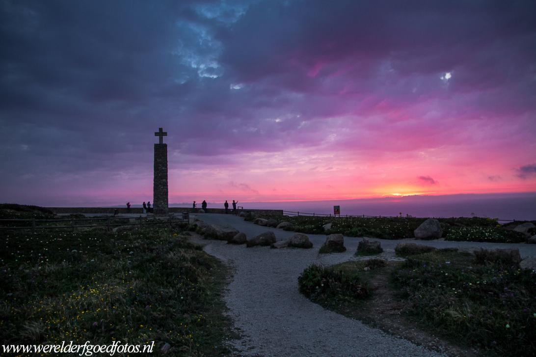 Cultuurlandschap van Sintra - Cultuurlandschap van Sintra: Zonsondergang op Cabo da Roca (Kaap Roca). Cabo da Roca is een 140 meter hoge klif. Op Cabo da Roca staat een obelisk... Cultuurlandschap van Sintra - Cultuurlandschap van Sintra: Zonsondergang op Cabo da Roca (Kaap Roca). Cabo da Roca is een 140 meter hoge klif. Op Cabo da Roca staat een obelisk...