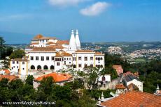 Cultuurlandschap van Sintra - Cultuurlandschap van Sintra: Palácio Nacional de Sintra, het Nationaal Paleis van Sintra. De twee witte conische schoorstenen van het...