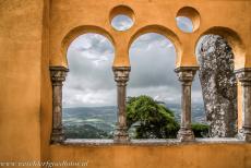 Cultuurlandschap van Sintra - Cultuurlandschap van Sintra: Het landschap van Serra de Sintra gezien vanaf het terras van het paleis van Pena. Het paleis staat op een...