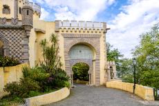 Cultuurlandschap van Sintra - Cultural Landscape of Sintra: De toegangspoort naar een van de binnenplaatsen van het paleis van Pena is gebouwd in de Moorse stijl. Het...