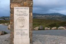 Cultuurlandschap van Sintra - Cultuurlandschap van Sintra: De plaquette op de obelisk markeert Cabo da Roca als het meest westelijke punt van het Europese vasteland....