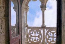 Toren van Belém - Toren van Belém: De balustrades van het balkon zijn verfraaid met beeldhouwerk van kruisen van de Orde van Christus en...