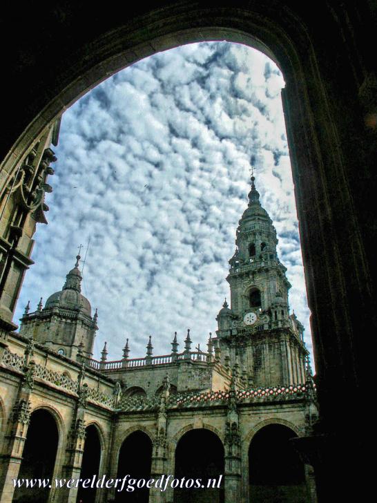 Santiago de Compostela (Oude stad) - Santiago de Compostela (Oude stad): De twee klokkentorens van de kathedraal van Santiago de Compostela vanuit de kloostergang. De bouw van de...