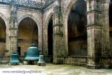 Santiago de Compostela (Oude stad) - De binnenplaats van de kathedraal van Santiago de Compostela wordt omringd door gotische kloostergangen. Op de binnenplaats staan de oude klokken...