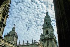 Santiago de Compostela (Oude stad) - Santiago de Compostela (Oude stad): De twee klokkentorens van de kathedraal van Santiago de Compostela vanuit de kloostergang. De bouw van de...