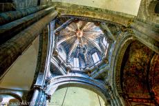 Santiago de Compostela (Oude stad) - De koepel van de kathedraal van Santiago de Compostela met het Alziend Oog. In deze koepel hangt de Botafumeiro, het grote wierookvat dat... Santiago de Compostela (Oude stad) - De koepel van de kathedraal van Santiago de Compostela met het Alziend Oog. In deze koepel hangt de Botafumeiro, het grote wierookvat dat...