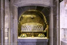 Santiago de Compostela (Old Town) - Santiago de Compostela (Old Town): The silver reliquary chest&nbsp;containing the remains of the Apostle James in the crypt of the Cathedral of...