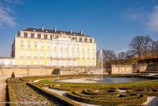 Slot Augustusburg in Brühl - Slot Augustusburg en Slot Falkenlust in Brühl: Een fontein in de tuin bij Slot Augustusburg. De barokke Franse tuinen werden...