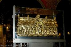 Dom van Aken - Dom van Aken: De gouden Mariaschrijn werd vervaardigd in 1239. In de Mariaschrijn worden de vier belangrijkste relikwie&euml;n van de Dom van Aken...