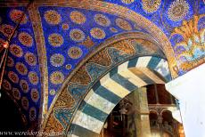 Dom van Aken - Dom van Aken: Een detail van het met gekleurde moza&iuml;ek verfraaide gewelf van de Palatijnse kapel, het centrale gedeelte van de Dom van Aken....