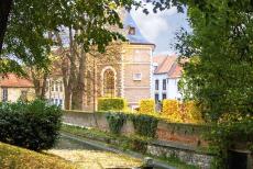 Vlaams Begijnhof Tongeren - Vlaamse begijnhoven: In het Vlaams Begijnhof van Tongeren staat de St. Ursulakapel. De kapel ligt binnen de nog bestaande middeleeuwse stadswal...