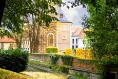 Vlaams Begijnhof Tongeren - Vlaamse begijnhoven: In het Vlaams Begijnhof van Tongeren staat de St. Ursulakapel. De kapel ligt binnen de nog bestaande middeleeuwse stadswal...