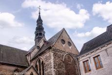 Vlaams Begijnhof Tongeren - Het interieur van de St-Catharinakerk in Tongeren is verfraaid met schilderijen en houtsnijwerk. Het standbeeld 'De Lijdende...