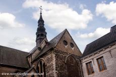 Vlaams Begijnhof Tongeren - Het interieur van de St-Catharinakerk in Tongeren is verfraaid met schilderijen en houtsnijwerk. Het standbeeld 'De Lijdende...