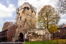 Vlaams Begijnhof Tongeren - Begijnhof Sint-Catharina in Tongeren ligt achter Moerenpoort, een stadspoort van Tongeren. In 1257-1264 werd de poort gebouwd op de resten...