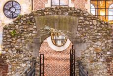 Vlaams Begijnhof Tongeren - Vlaans Begijnhof van Tongeren: Een bruggetje over de Jeker, erachter ligt de St. Ursulakapel. Het ontstaan van begijnhoven is...