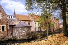 Vlaams Begijnhof Tongeren - Vlaamse begijnhoven: De Lakenmakerstoren in het Begijnhof in Tongeren. Het begijnhof werd gesticht in 1257 en ligt binnen de stadsmuren...