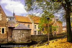 Vlaams Begijnhof Tongeren - Vlaamse begijnhoven: De Lakenmakerstoren in het Begijnhof in Tongeren. Het begijnhof werd gesticht in 1257 en ligt binnen de stadsmuren...