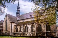 Vlaams Begijnhof van Tongeren - De Sint-Catharinakerk werd van de lokale vuursteen gebouwd en in 1294 ingewijd. Ze staat ook bekend als de Begijnhofkerk of Paterskerk. Het is een...