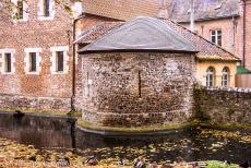 Vlaams Begijnhof van Tongeren - De 13de-eeuwse Lakenmakerstoren werd gebouwd van vuursteen die afkomstig was van een oude Romeinse muur. Deze halfronde toren diende...