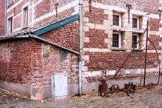 Vlaams Begijnhof van Tongeren - De meeste huizen in het Begijnhof van Tongeren zijn gebouwd in een combinatie van rode baksteen en Limburgse mergelsteen, typisch voor de...