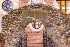 Vlaams Begijnhof van Tongeren - Een bruggetje over de Jeker in het Vlaams Begijnhof van Tongeren. Achter het boogpoortje ligt de Sint-Ursulakapel. Het ontstaan van begijnhoven is...