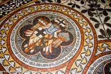 Dom van Keulen - Dom van Keulen heeft prachtige vloeren ingelegd met mozaïek. De 1350 m² mozaïek ziet men wel als het grootste kunstwerk...