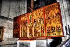 Dom van Keulen - Dom van Keulen: Het 14de-eeuwse Clara-altaar is opgebouwd uit een aantal kleine panelen;&nbsp;de houten panelen worden gescheiden door verfijnd...