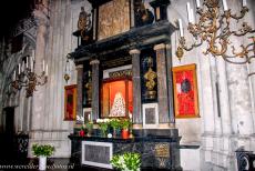 Dom van Keulen - In de Dom van Keulen staat de&nbsp;met votiefgeschenken behangen Schmuckmadonna, een klein Mariabeeld. Op&nbsp;het witte zijden&nbsp;gewaad van de...