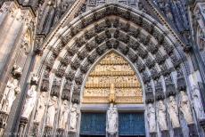 Dom van Keulen - Dom van Keulen: Op de&nbsp;middenkolom van het hoofdportaal&nbsp;bevindt zich een&nbsp;beeld van Moeder Maria. Op de deurposten staan beelden van...