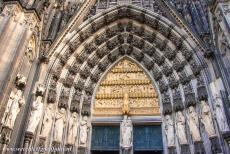 Dom van Keulen - Dom van Keulen: Op de middenkolom van het hoofdportaal bevindt zich een beeld van Moeder Maria, op de deurposten staan beelden van...