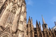 Dom van Keulen - Dom van Keulen: De twee grote hoofdtorens van de Dom&nbsp;zijn ruim 157 meter hoog.&nbsp;Hoewel men eeuwen aan de Dom van Keulen&nbsp;heeft...