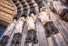 Dom van Keulen - Dom van Keulen: De beelden in hoofdportaal van de westfa&ccedil;ade van de Dom. De drie portalen in de westfa&ccedil;ade van de...